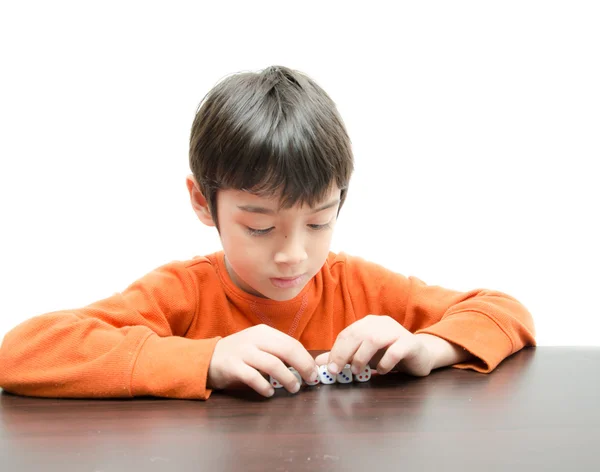 Μικρό αγόρι παιχνίδι με ζάρια — Φωτογραφία Αρχείου
