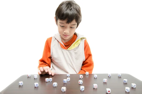 Kleine jongen spelen met dobbelstenen — Stockfoto