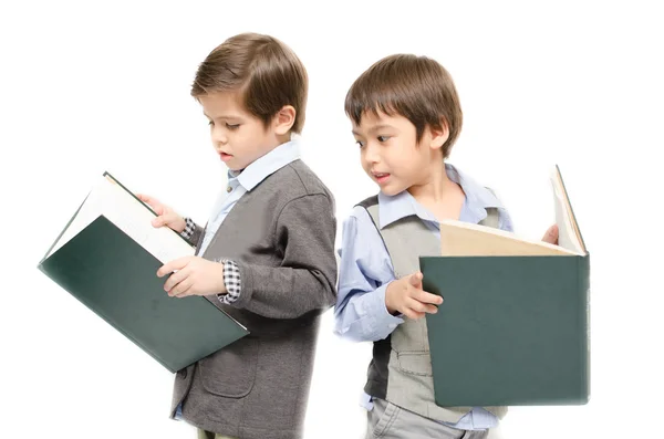 Kleine jongen lezen van boeken op witte achtergrond — Stockfoto