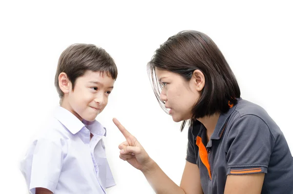 Madre insegnamento suo pianto figlio su sfondo bianco — Foto Stock