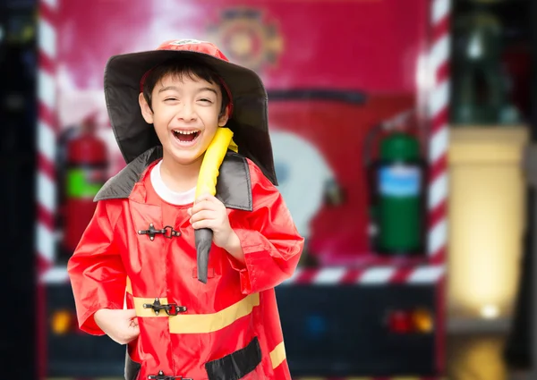 Pequeño niño fingir como un bombero —  Fotos de Stock