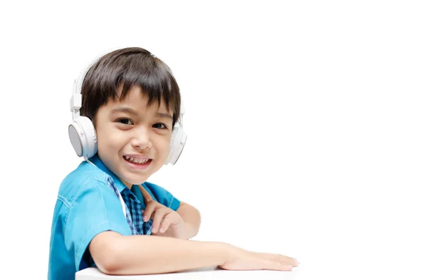 Niño pequeño aprendiendo con auriculares en la oreja — Foto de Stock