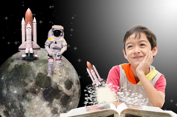 Niño pequeño soñando con su futuro fuera del espacio — Foto de Stock