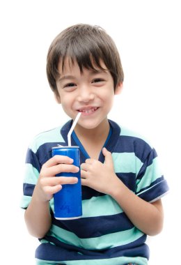 Küçük çocuk alkol alkolsüz içecek beyaz arka plan üzerinde olabilir