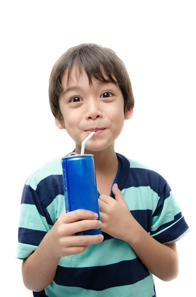 Pequeño niño bebiendo refresco lata sobre fondo blanco — Foto de Stock