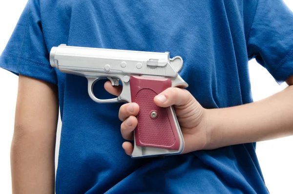 Malý chlapec odběr zbraň za jeho zpět nebezpečné — Stock fotografie
