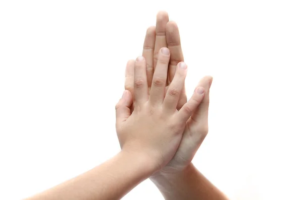 Mère et enfant main ensemble sur fond blanc — Photo