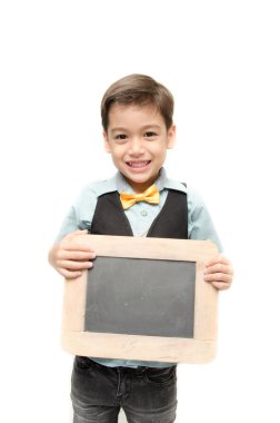 Yazı tahtası beyaz arka plan üzerinde tutan takım elbiseli küçük çocuk