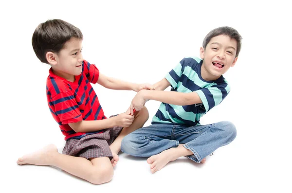Két boldog fiúk birkózás játék a gyerekek szobájába tabletta — Stock Fotó