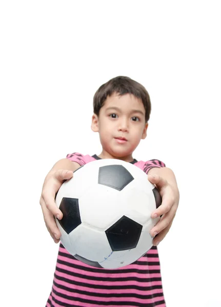 Piccolo ragazzo che tiene il calcio su sfondo bianco — Foto Stock