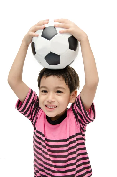 Piccolo ragazzo che tiene il calcio su sfondo bianco — Foto Stock