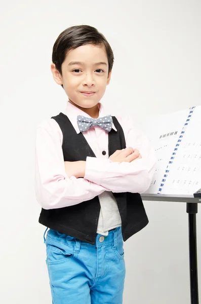 Pequeño niño pretender como conductor líder sobre fondo blanco — Foto de Stock