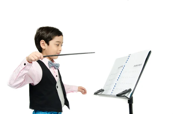 Pequeño niño pretender como conductor líder sobre fondo blanco — Foto de Stock