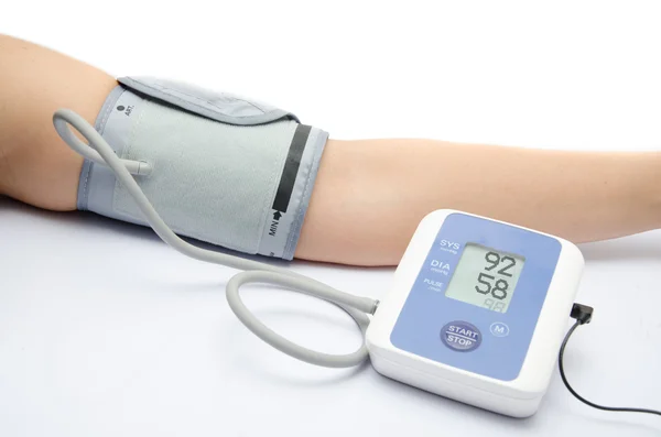 Medidor de presión arterial que muestra una presión arterial normal con la mujer — Foto de Stock