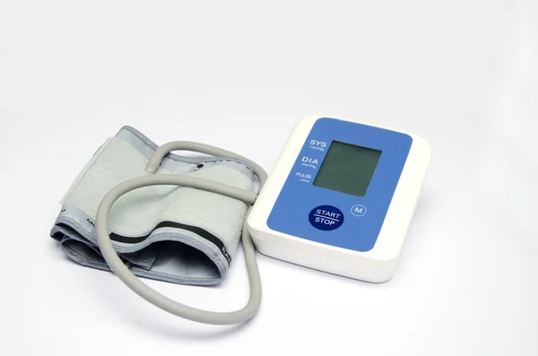 Moderní tonometr pro měření krevního tlaku na bílém pozadí — Stock fotografie