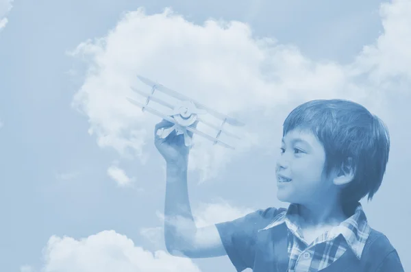 Niño jugando con un avión de juguete. Aislado sobre fondo blanco —  Fotos de Stock