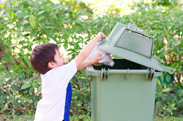Pequeño niño mano tomando la basura en la papelera — Foto de Stock