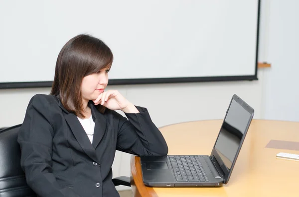 Asiatische Geschäftsfrau arbeitet an Notebook in der Besprechungsraum — Stockfoto