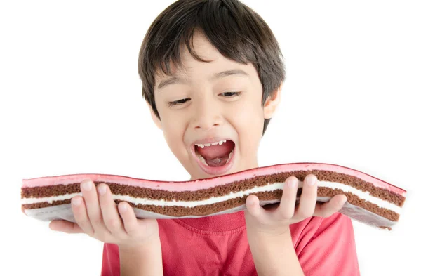 Mały chłopiec azjatyckich jedzenie długo wiśniowe ciasto na białym tle — Zdjęcie stockowe