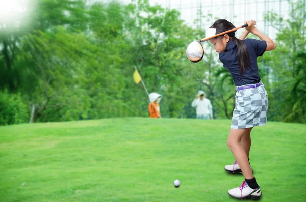 Pequeña chica asiática jugando golf — Foto de Stock