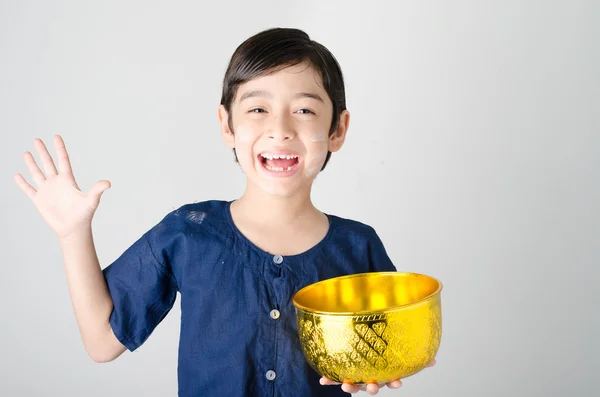 Tay çocuk kaseden el kullanarak su sıçramasına — Stok fotoğraf