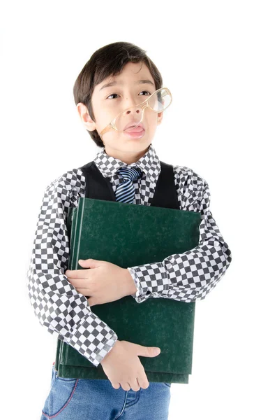 Kleine jongen bedrijf boeken met saai gezicht op witte achtergrond — Stockfoto