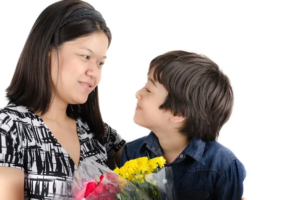 Kis fiú megcsókolta anyja, virág, fehér háttér — Stock Fotó