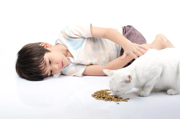小男孩给猫的食物 — 图库照片