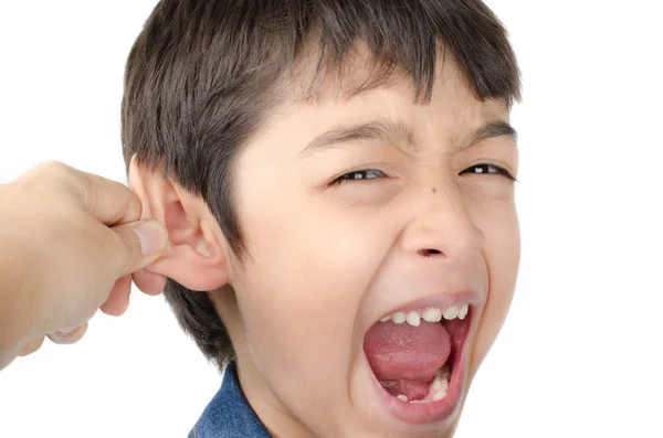 Mãe mão puxando menino orelha no fundo branco — Fotografia de Stock