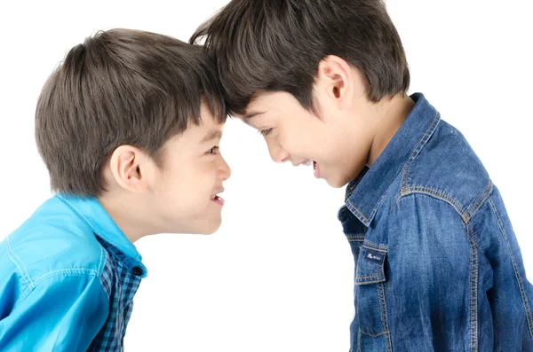 Pequeño niño hermano luchando sobre fondo blanco — Foto de Stock