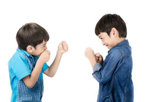 Маленький брат и сестра сражаются на белом фоне — стоковое фото