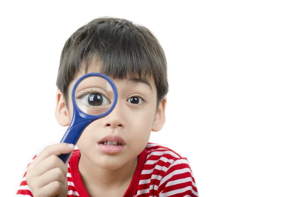 Menino usando lupa de perto no fundo branco — Fotografia de Stock