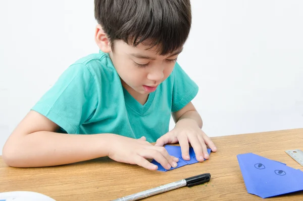 Kleiner Junge lernt Papier Kunst Origami — Stockfoto