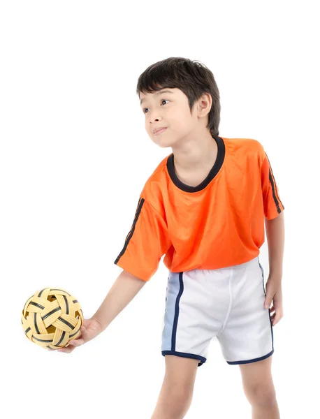 Menino tomando sepak takraw no fundo branco — Fotografia de Stock