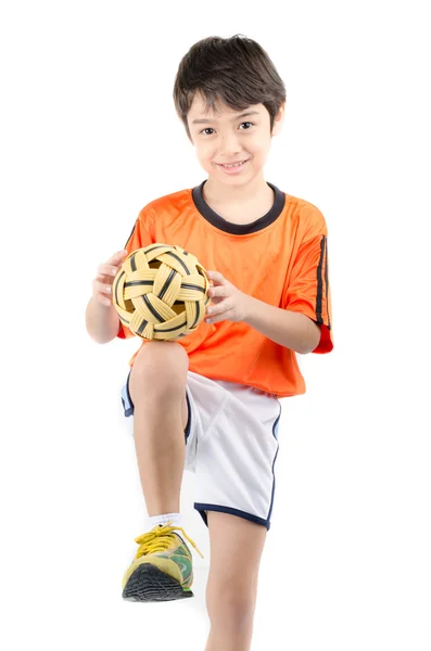 Piccolo ragazzo prendendo sepak takraw su sfondo bianco — Foto Stock