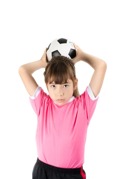 Pequena menina feliz em rosa segurando bola de futebol no backgroun branco — Fotografia de Stock