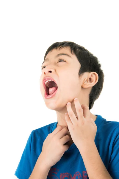 Pequeno menino coceira seu pescoço no fundo branco — Fotografia de Stock