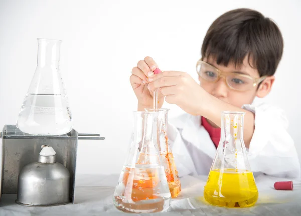 Pequeño niño aprendiendo en química en ciencias en clase — Foto de Stock