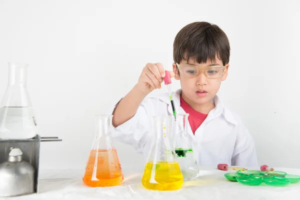 Menino aprendendo em química na ciência na aula — Fotografia de Stock