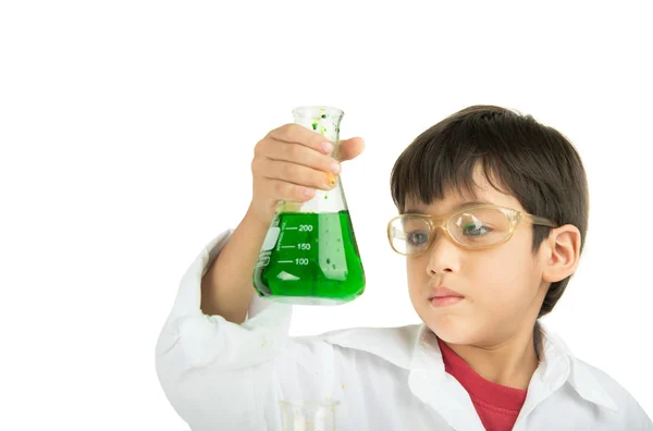 Malý chlapec v chemecal ve vědě ve třídě — Stock fotografie