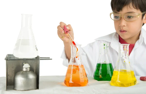 Маленький мальчик учится на химическом факультете в классе — стоковое фото