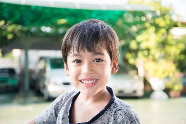 Malý chlapec s úsměvem portrét s šťastný obličej na bílém pozadí — Stock fotografie