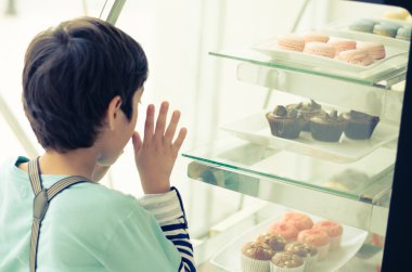 Küçük kız spagetti yiyor.