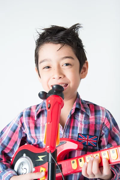 Menino tocando guitarra e cantar com microfone — Fotografia de Stock