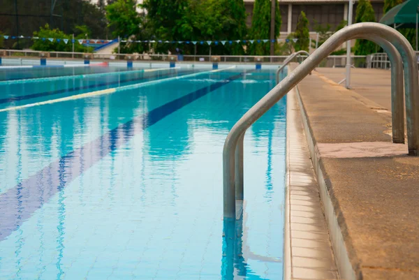 수영장에서 사다리 단계 — 스톡 사진