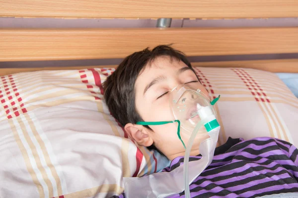 Kisfiú légzőkészülék használatával segítséget légzés — Stock Fotó