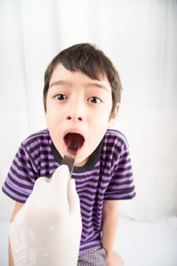 Çocuk boğaz Hastanesi'nde doktor el eldiven ile kontrol