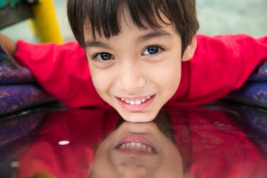 Küçük çocuk parkında kaymak oynamak