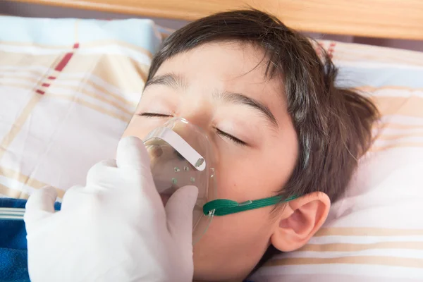 Niño pequeño usando Respirador para ayudar a respirar — Foto de Stock