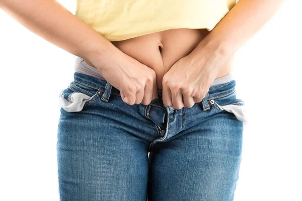 Vrouw probeert te sluiten jeans knop met moeilijk van fat — Stockfoto